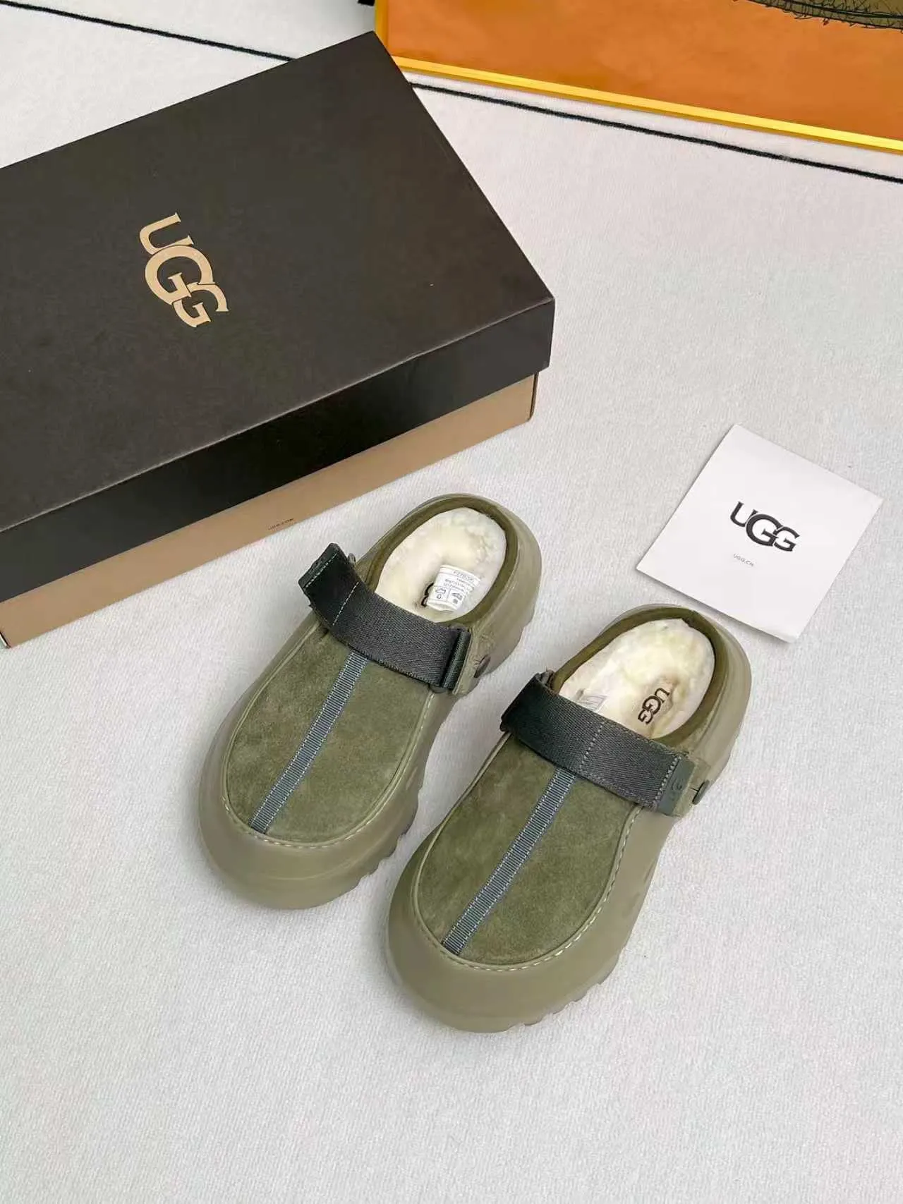 p500🐮🐮 (same style for men and women) UGG 2025 new small potato, half drag and one kick to unlock the relaxed feeling, lightweight and thin sole, always light and fashionable, casually stepping out of the new style, it feels very UGG, classic suede with soft wool lining insole, rubber foam outsole, hot stamped logo ✅Color: bright green, bright yellow, maroon, black ✅Number of codes: 35 to 45 (synchronized with the official website)